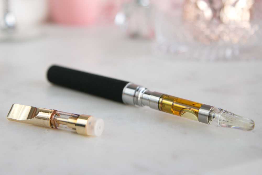 vape cart and vape pen close up